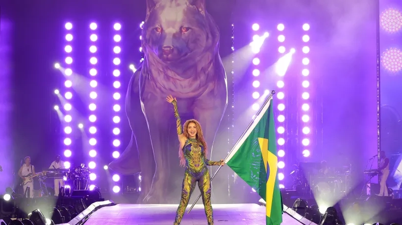 Shakira con una bandera de Brasil en la apertura del concierto.