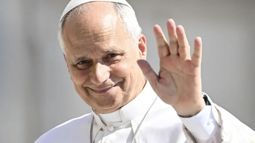 El Papa León XIV saluda a los fieles durante la audiencia general semanal en la Plaza de San Pedro.