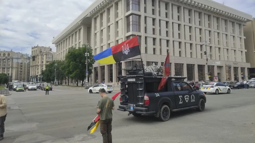 Banderas de Ucrania y del Ejército Insurgente Ucraniano.