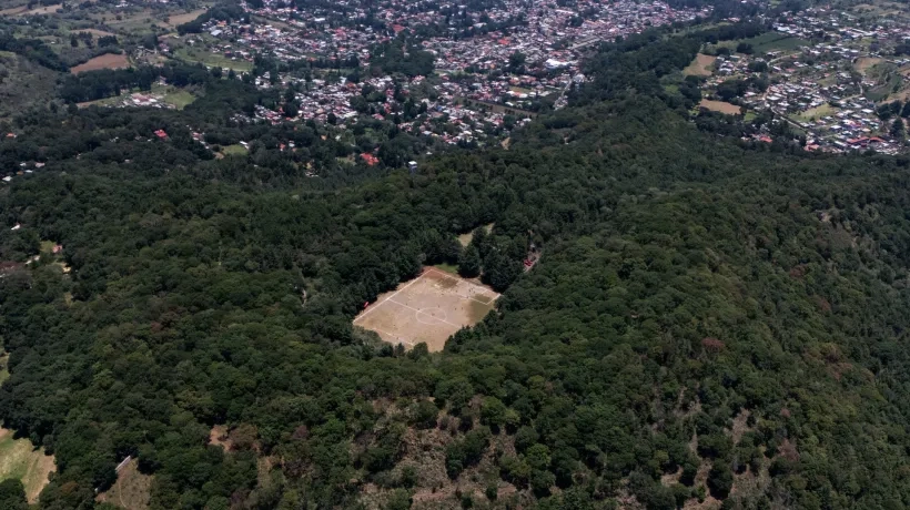Cancha de fútbol ubicada dentro de un antiguo volcán en Ciudad de México.