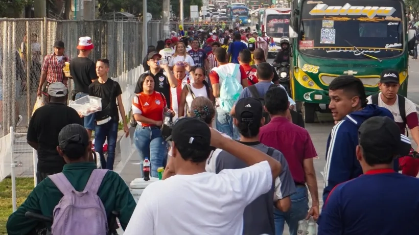 Hinchas llegando al estadio por la calle 72.