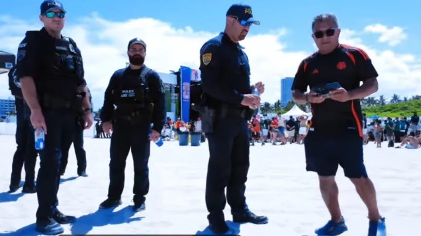 El periodista Marco Pérez con las autoridades de Policía en Miami 