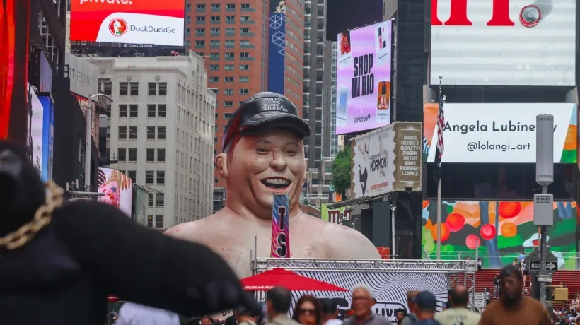 Estatua inflable de Elon Musk. 