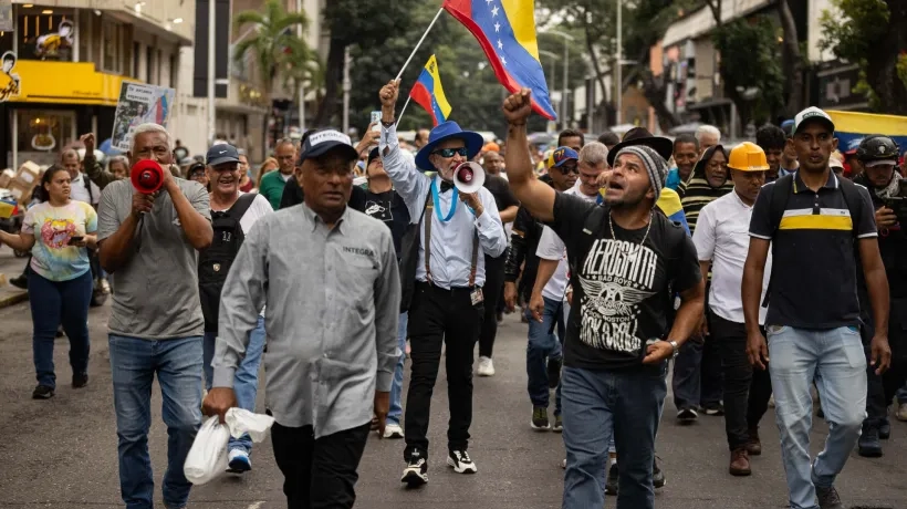 Personas se manifiestan para exigir la salida de la mandataria encargada de Venezuela, Delcy Rodríguez.