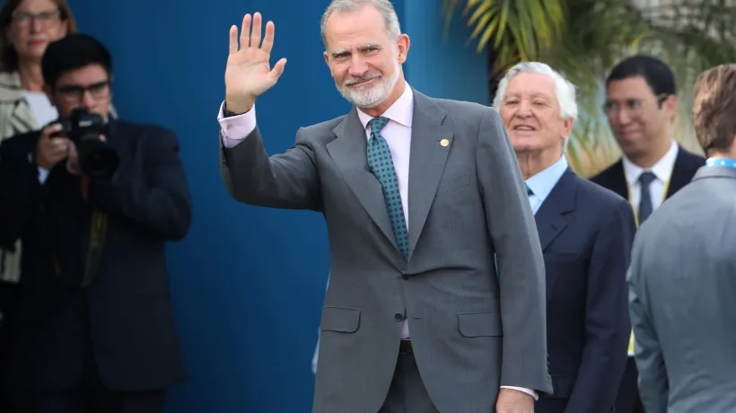 El rey de España, Felipe VI, saluda durante su .llegada este lunes