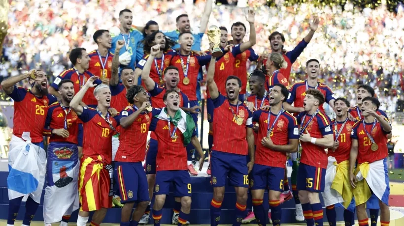 El capitán Rodri con el trofeo de la Copa del Mundo.