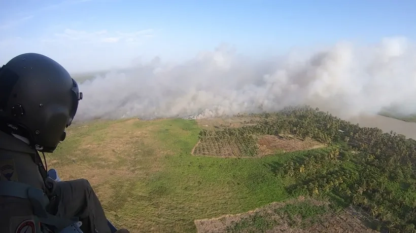 Fuerza Aeroespacial trabajando en la zona del incendio en Isla Salamanca
