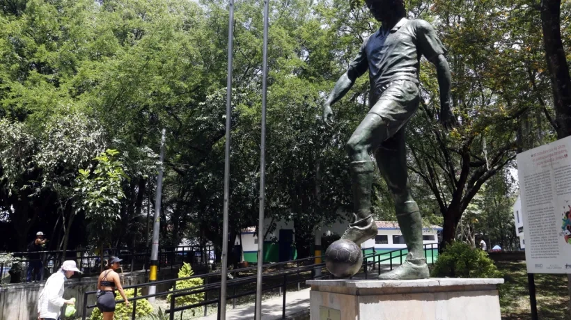 Escultura en honor al futbolista antioqueño Andrés Ecobar, en Medellín.