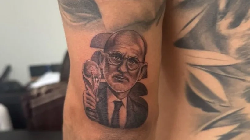 El rostro de Luis De la Fuente, tatuado en el brazo izquierdo de Marc Cucurella. 