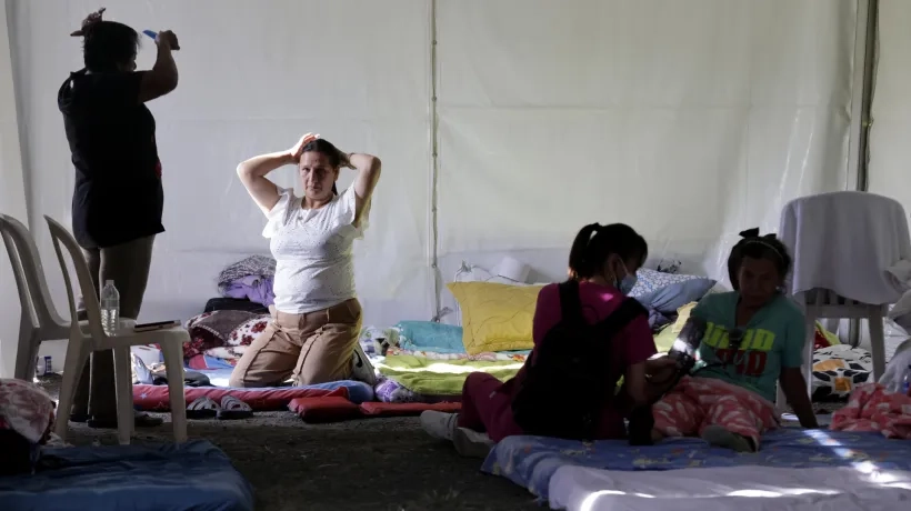 Damnificados del terremoto permanecen en carpas improvisadas.