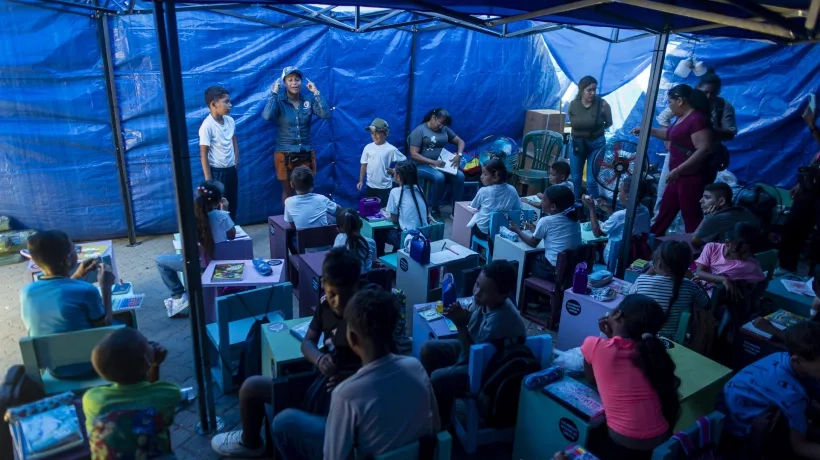 La maestra Jazmín Urimare Ramírez da clases a niños este miércoles, en Catia La Mar.