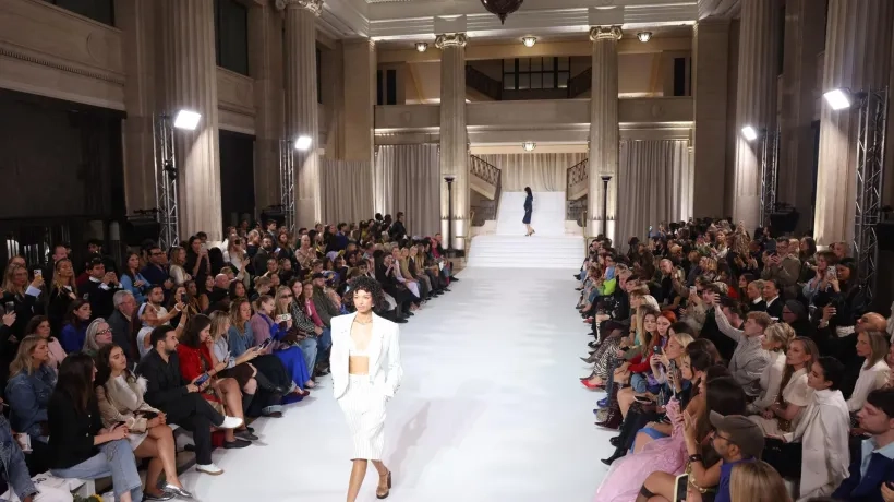 Una modelo presenta creaciones de la diseñadora irlandesa Paul Costelloe.