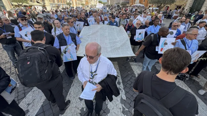 Sacerdotes marchando. 