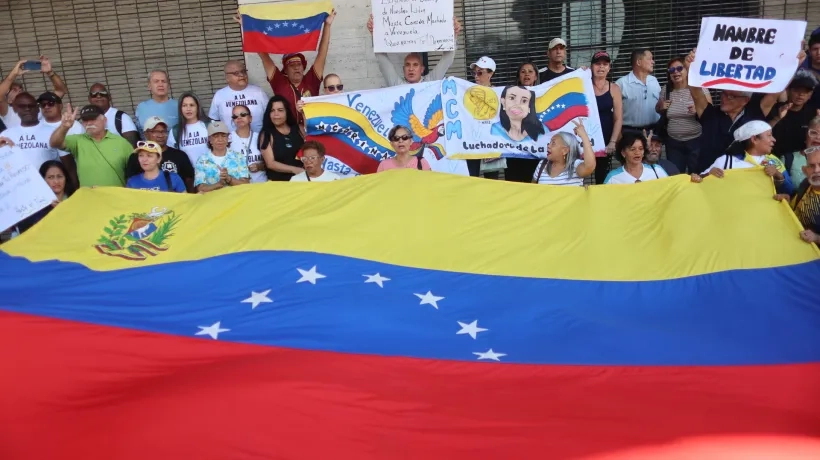 Personas sostienen una bandera durante la manifestación.