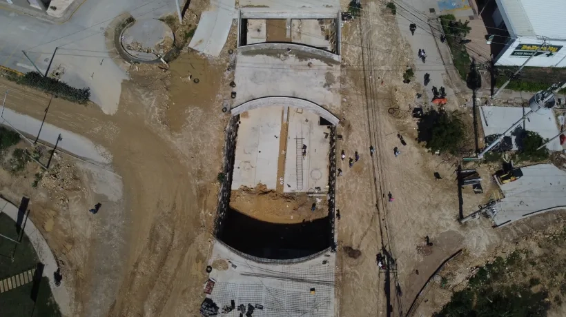 Obra del deprimido al frente del Centro Comercial LeChamp.