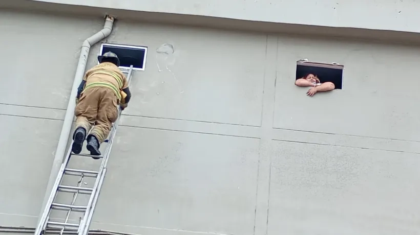 Imagen de un bombero evacuando a una paciente.