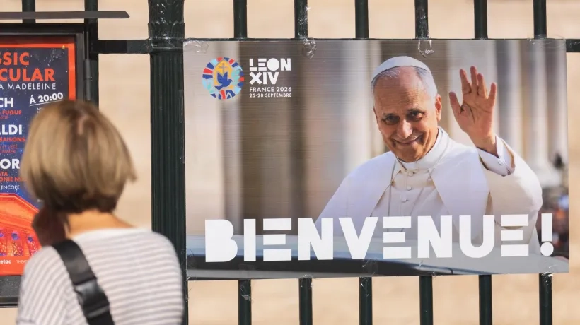 Retratos impresos del Papa León XIV en la iglesia La Madeleine.