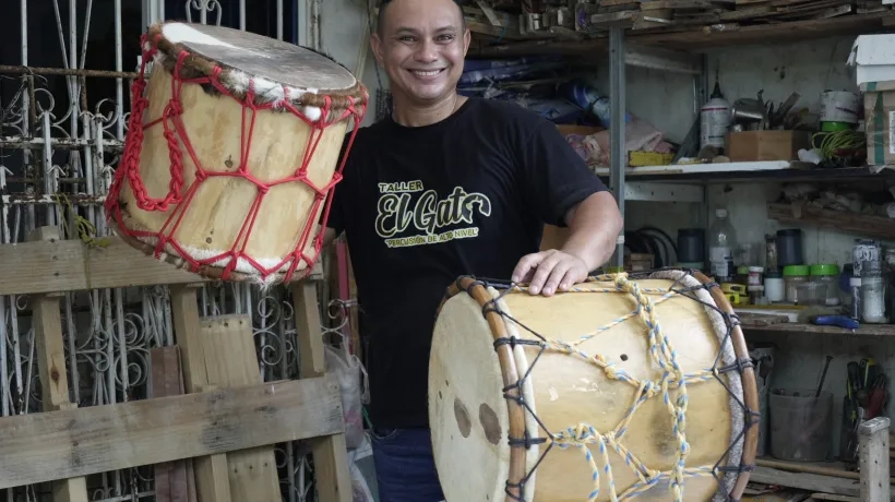 Alfonso Acosta, lutier de instrumentos de percusión folclórica y músico.