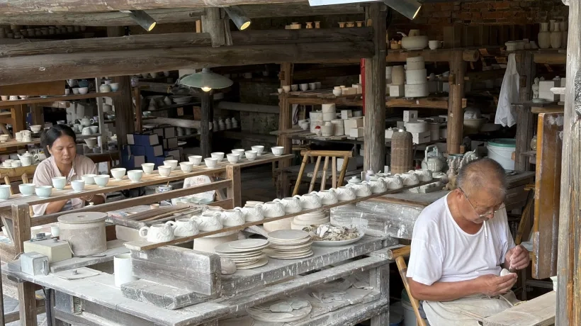 Artesanos trabajando la porcelana.