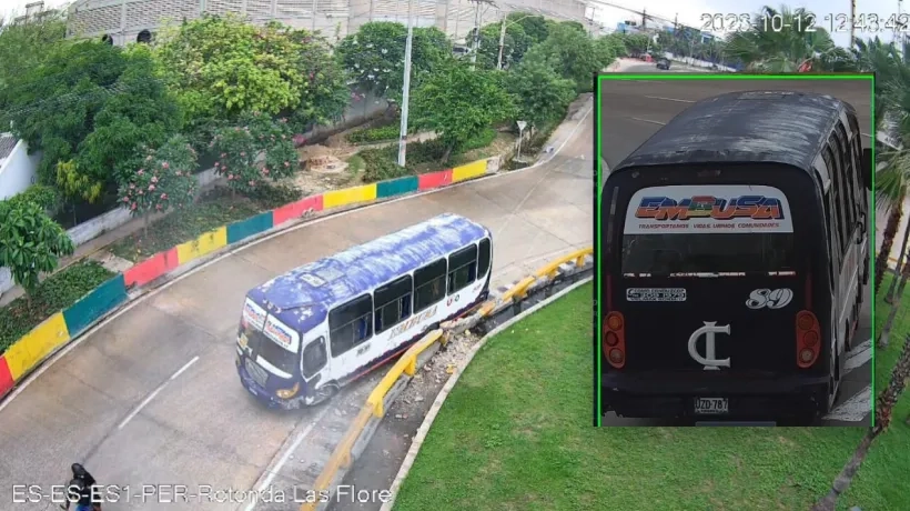 Bus accidentado y la parte posterior del vehículo