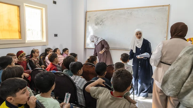 La educación de los niños gazatíes encuentra un refugio en el norte del Sinaí