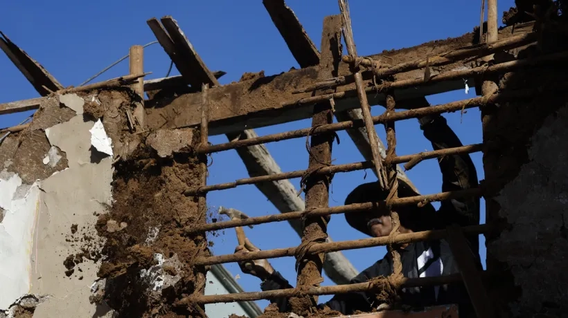 Rubén Jiménez de 57 años trabaja en la demolición de una casa de quincha.