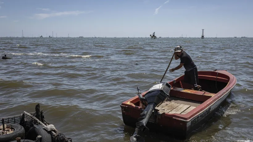 Pescadores intentando realizar su faena.