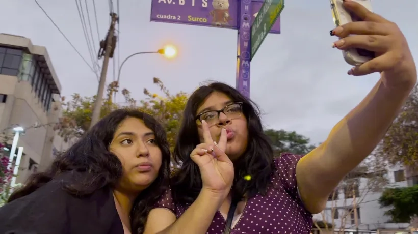 Seguidoras de BTS en la calle rebautizada.
