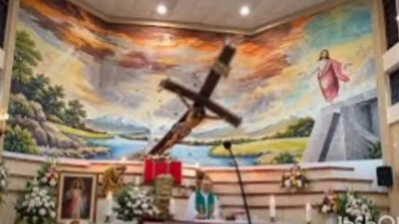 Muere sacerdote al caerle la cruz