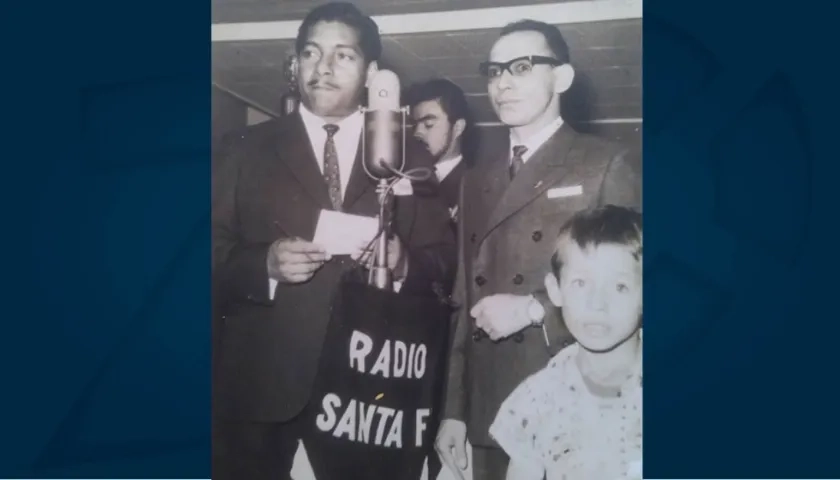 Cecil Alfonso Pardo, trabajando para Radio Santa Fe.