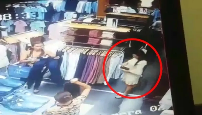 Las presuntas ladronas quedaron grabadas en las cámaras de seguridad.
