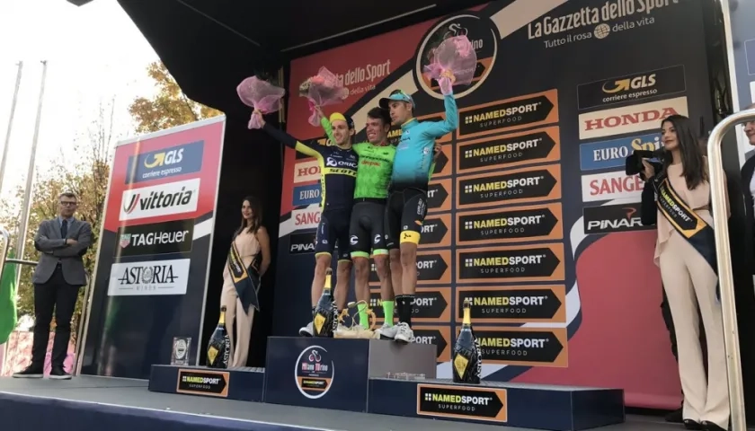 Rigoberto Urán en el podio como campeón de la Clásica Milán- Turín.