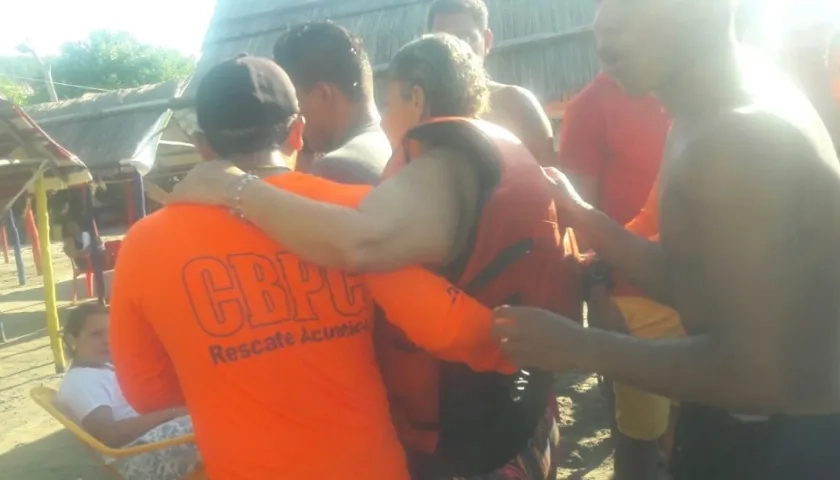 La mujer poco después de ser rescatada.