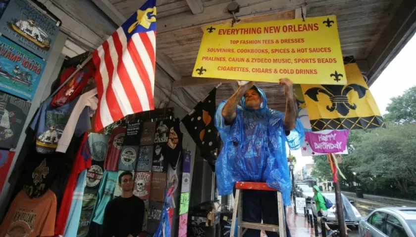 La gente en Nueva Orleáns se prepara para la fuerza del huracán Nate.