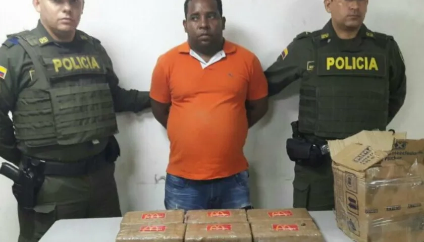 El hombre fue sorprendido con la droga que estaba oculta en una caja de cartón.