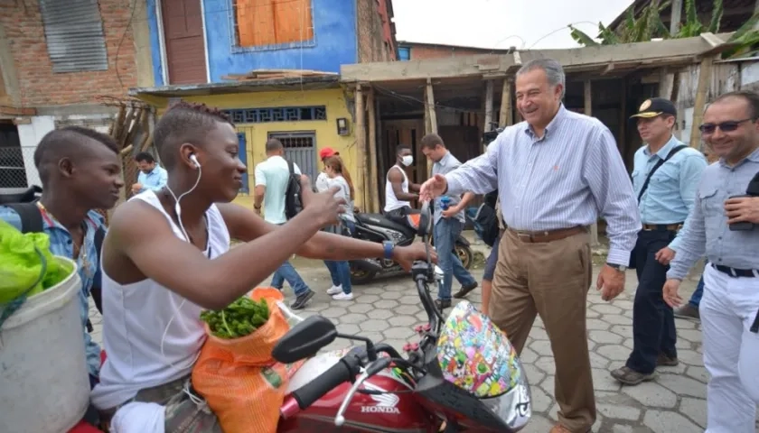 El general Naranjo saluda en Tumaco a varios lugareños.