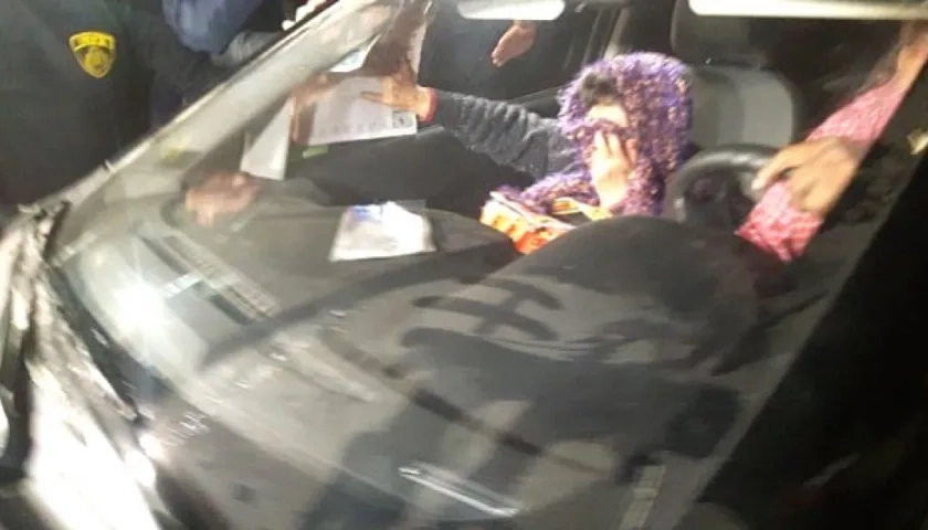 Cubriéndose el rostro la terrorista abandonó la prisión.