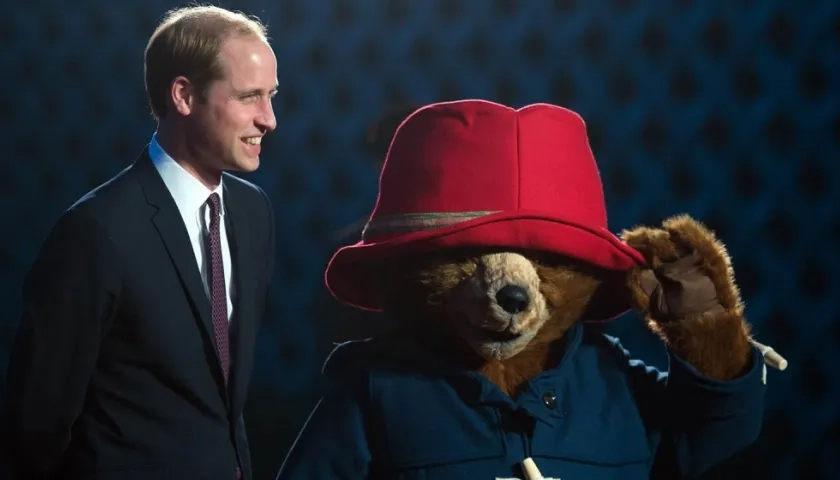 El príncipe William con un personaje del reparto de Paddington II.