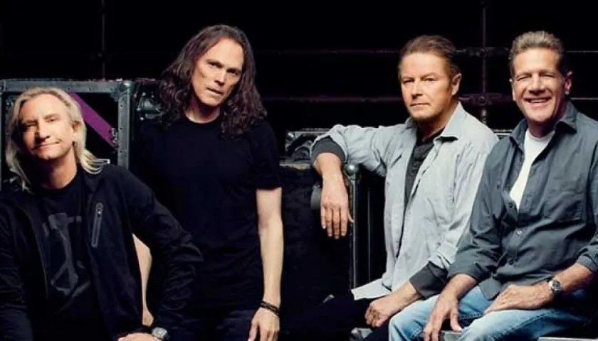 The Eagles. Hotel California es un hito de la música popular, distinguido con dos premios Grammy y con ventas superiores a los 32 millones de copias en todo el mundo.