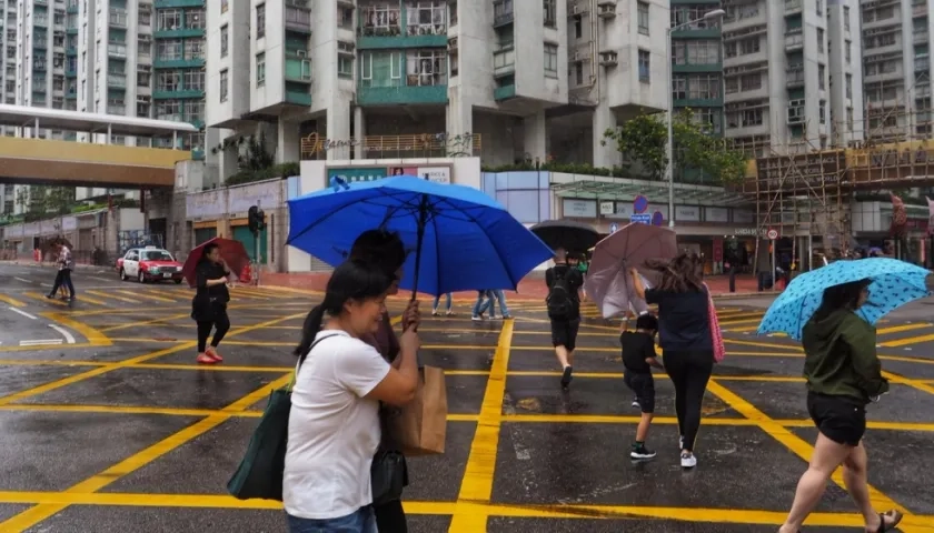 El paso del tifón en China provocó la evacuación de residentes y cancelación de vuelos.