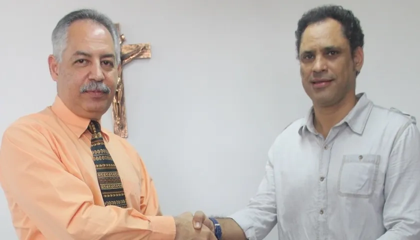 El rector Juan José Acosta Ossio entrega el premio al escritor barranquillero Carlos Polo.