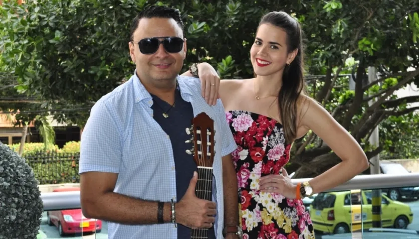 El cantautor Boris García y la exvirreina nacional y actriz Laura de León Céspedes.