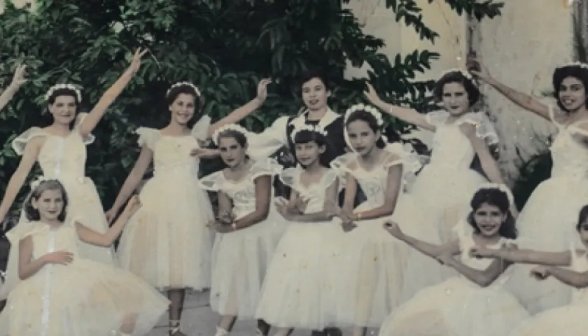 Graciela 'Gacho' Peña junto a sus alumnas.