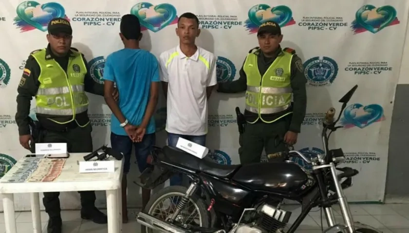 Se les incautó un arma de fuego y una motocicleta robada. 