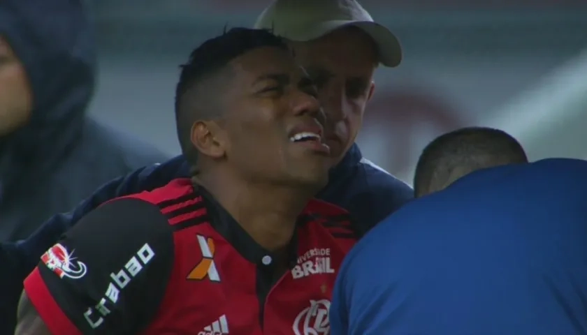 El colombiano salió llorando del campo.