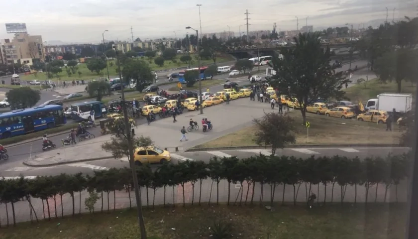 Así se observa el paro de taxistas en la avenida Boyacá en Bogotá.