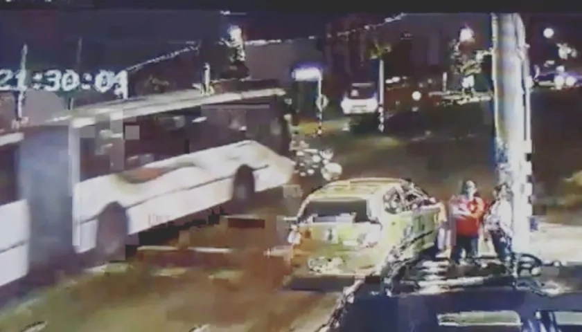 Momento en que el articulado de Transmetro va en su carril y la moto se le atraviesa.