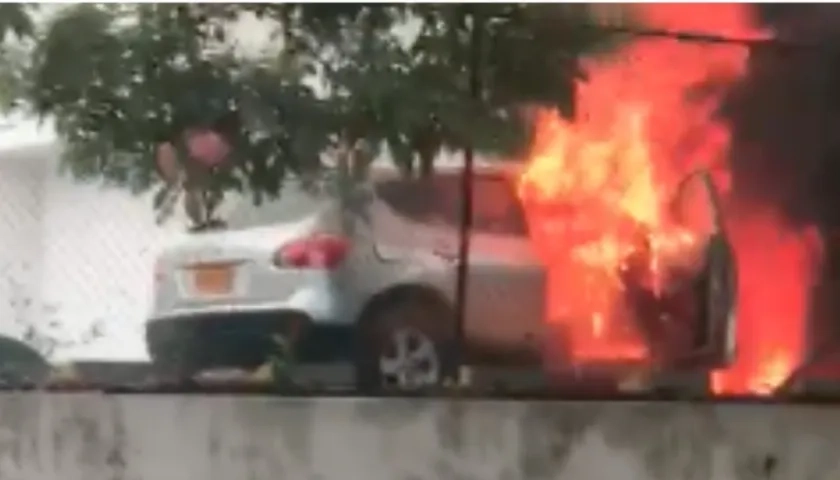Así era consumida por las llamas la camioneta antes de llegar los bomberos.