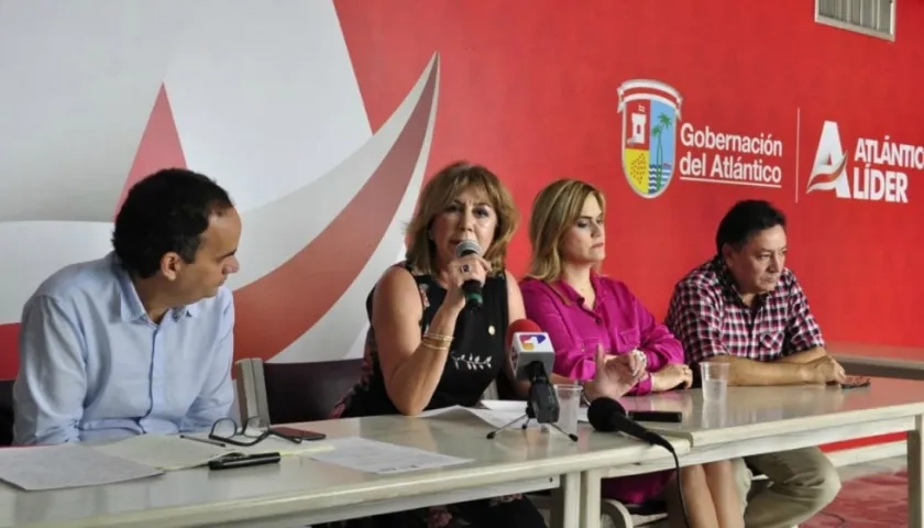 El Secretario del Interior Guillermo Polo escucha a Martha Lucía Olano de Noguera, presidenta del Consejo Superior de la Judicatura.