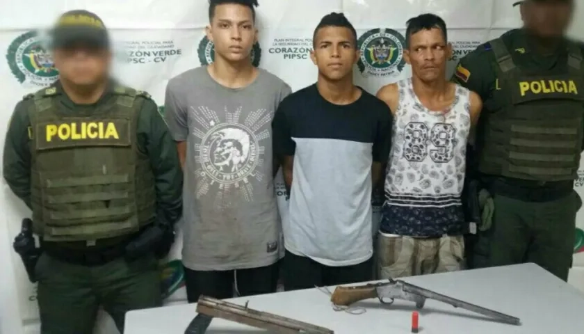 Los tres sujetos fueron capturados con dos armas hechizas.